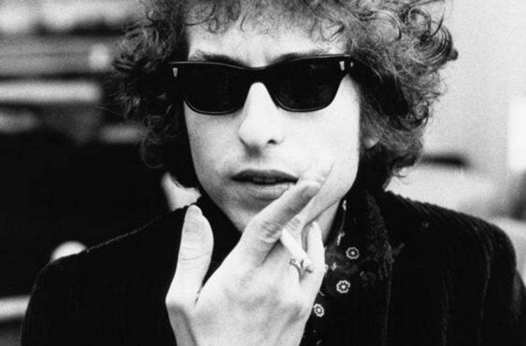 Bob Dylan fumando um cigarro