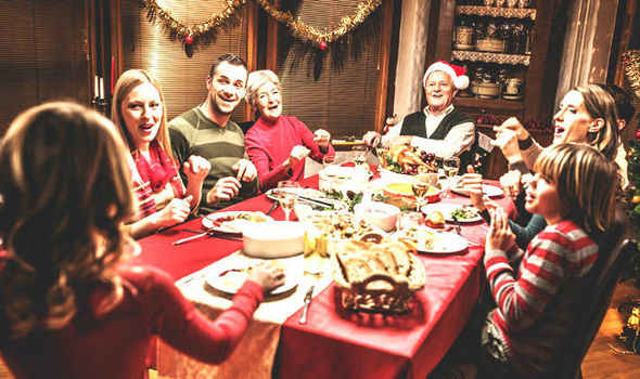 Família tradicional reunida no Natal