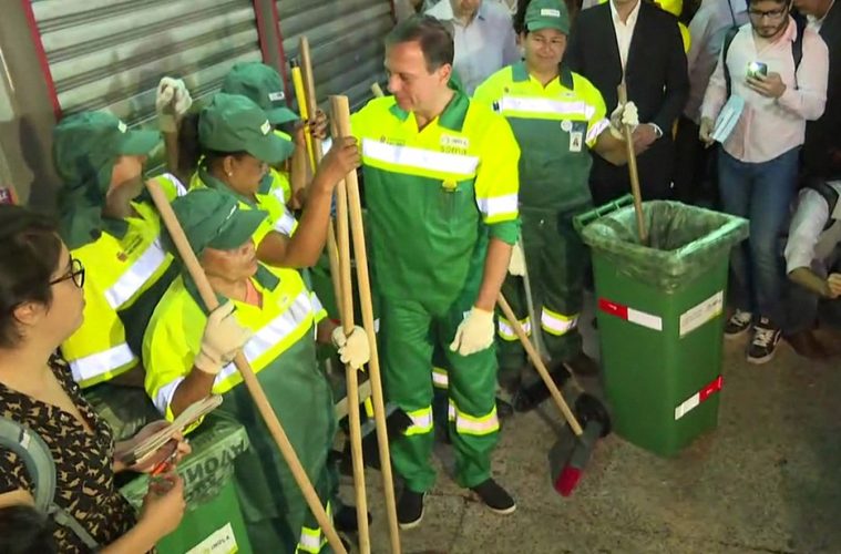 João Doria se veste de gari em seu primeiro dia como prefeito