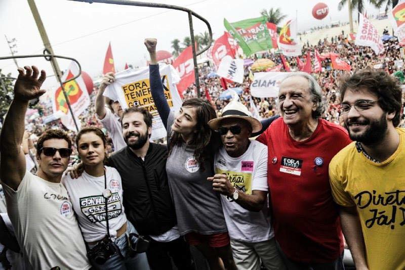 Wagner Moura, Gregório Duvivier e atores e artistas globais em Copacabana, em ato por Diretas Já e Fora Temer Wagner Moura, Gregório Duvivier e atores e artistas globais em Copacabana, em ato por Diretas Já e Fora Temer