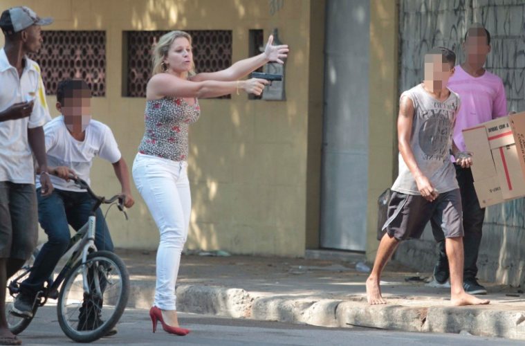 Policial mulher armada sai do carro e atira contra bandidos na favela da Telerj, no Rio de Janeiro