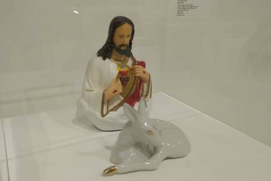 Exposição do Queermuseum do Santander, com Jesus e uma ovelha