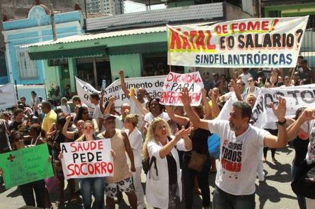 Rio de janeiro protesto dos servidores do hospital Getulio vargas fecham av Braz de pina tabem combrando salários atrasados do governo