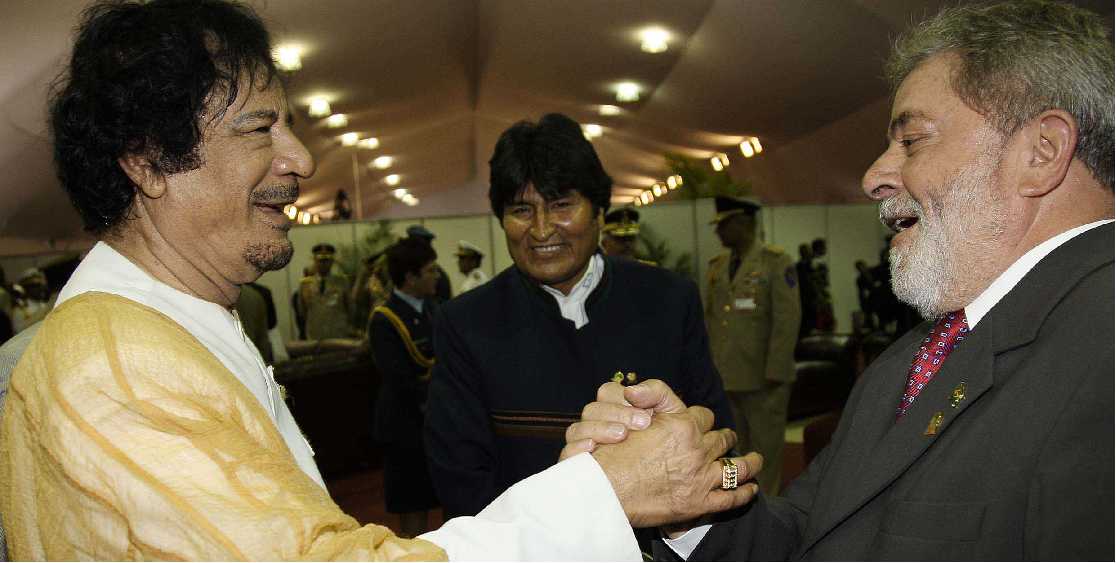 Lula e Evo Morales saudam Muammar Kadafi, ex-ditador da Líbia morto pelo próprio povo na Primavera Árabe. Lula o saudou como "Meu amigo, irmão e líder". Fonte: http://blogs.estadao.com.br/sala-ao-lado/2011/02/22/kadafi-o-amigo-de-lula/