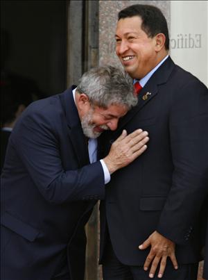 Lula demonstrando seu carinho por Hugo Chávez, caudilho da Venezuela. Fonte: https://postwesternworld.wordpress.com/2009/12/09/obama%E2%80%99s-lula-gamble/