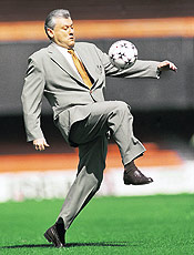 Milton Neves joga futebol