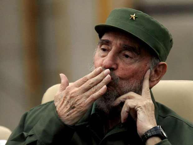 Fidel Castro, ditador socialista de Cuba, manda beijos.