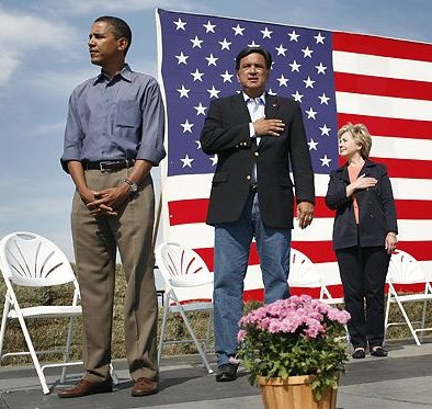 Barack Obama ouve hino americano com a mão no saco