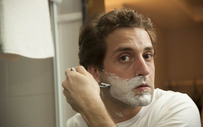 Gregório Duvivier faz a barba