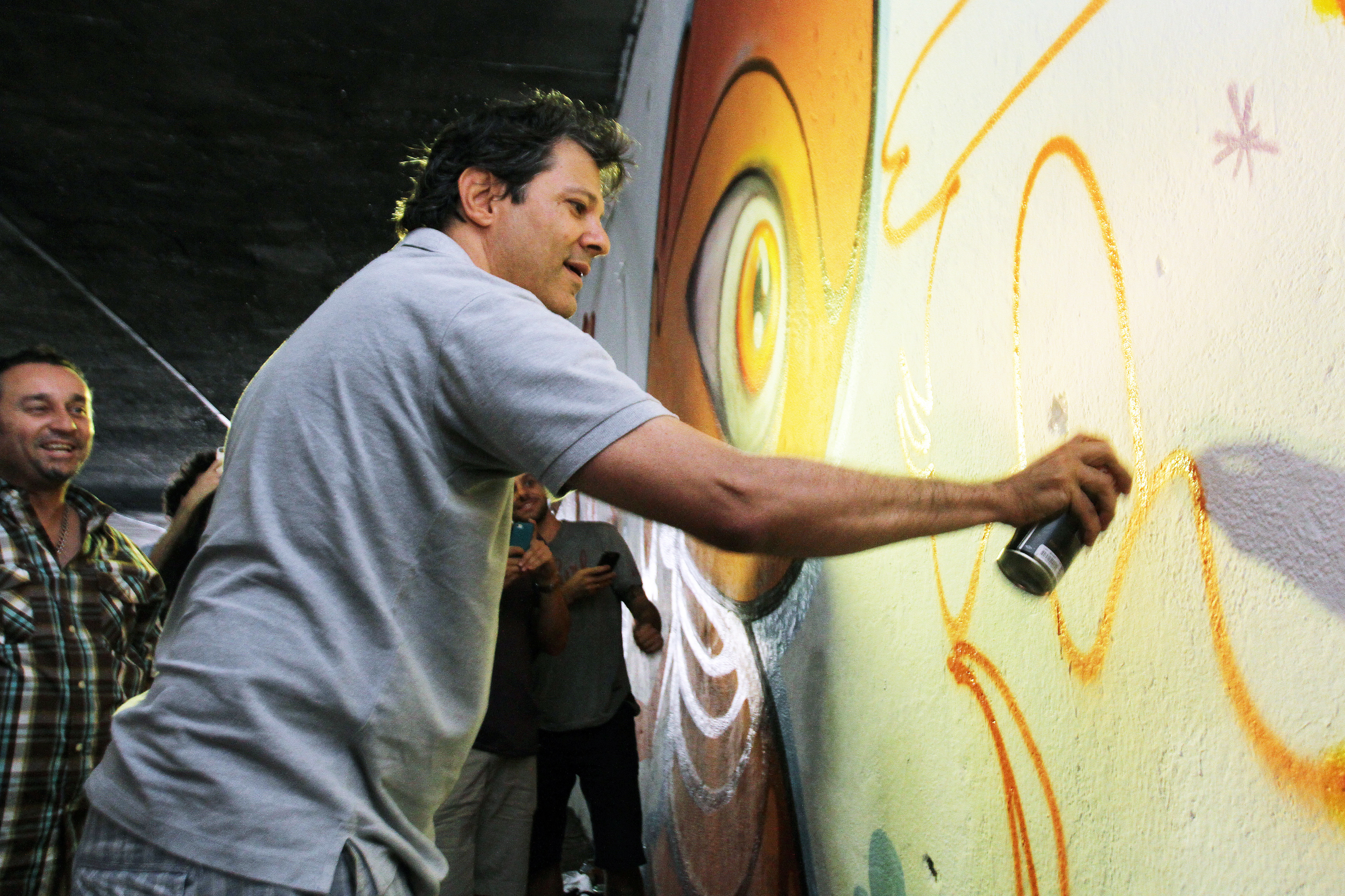 Fernando Haddad grafita Pato Donald em muro