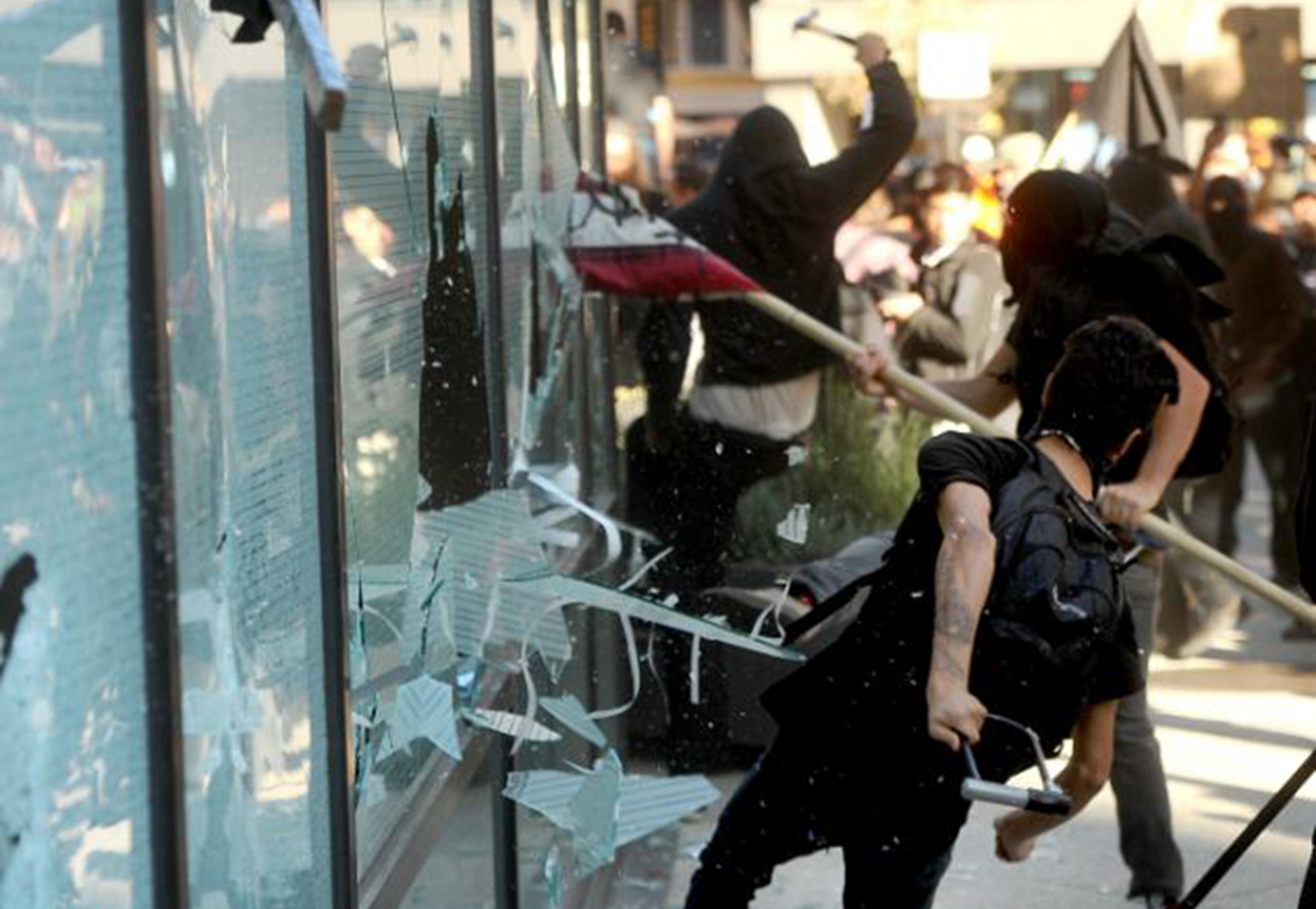 Black bloc no Occupy Wall Street. Violência contra bancos