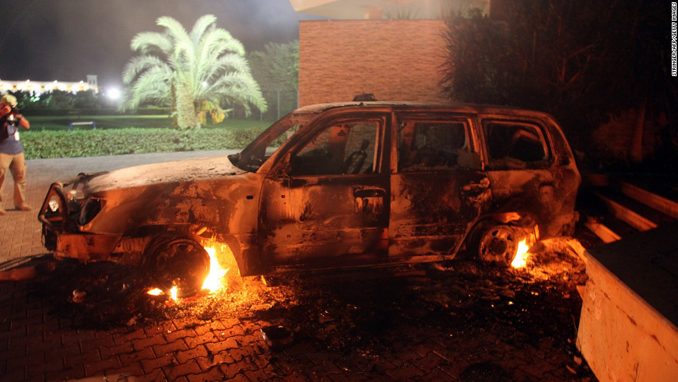 Atentado em Benghazi - carro em chamas