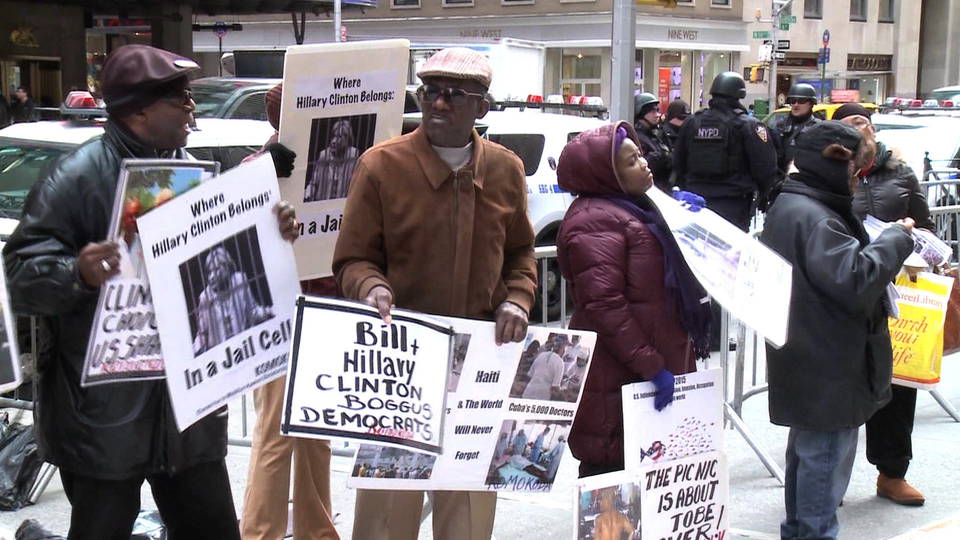 Haitianos protestam em Nova York perguntando onde foi parar o dinheiro dado a Bill e Hillary Clinton e sua Clinton Foundation
