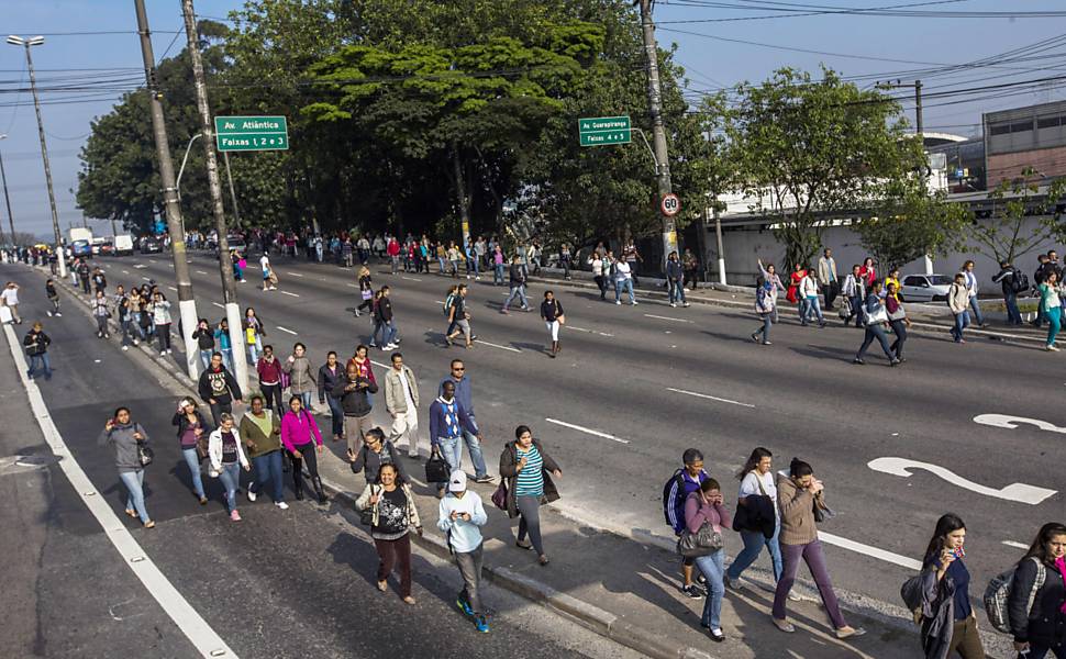 Protesto fecha Avenida das Nações Unidas em São Paulo