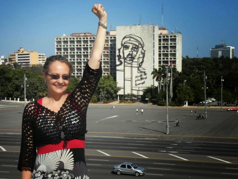 Luciana Genro saudando Che Guevara em Cuba