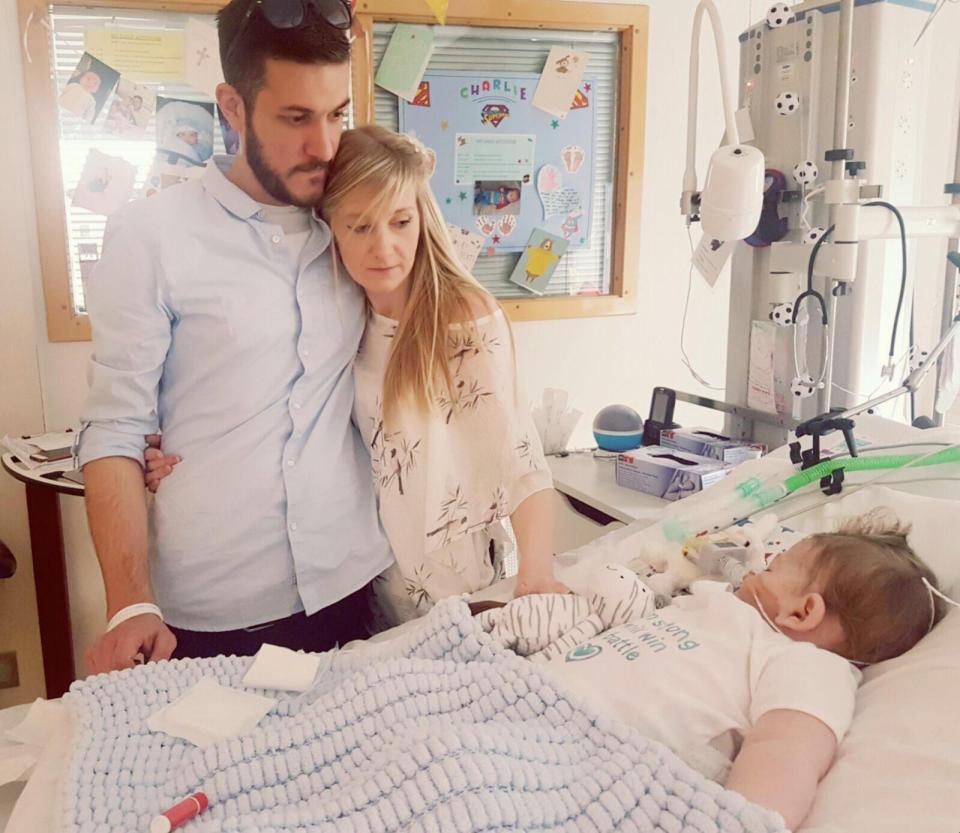 Charlie Gard e família, no hospital
