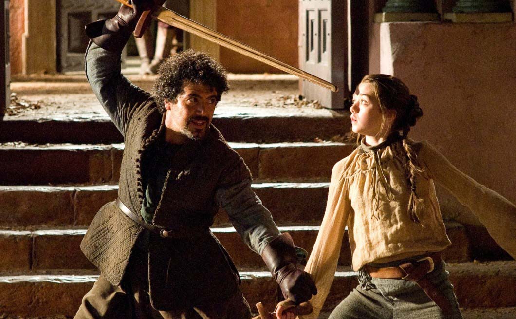 Arya Stark e Syrio Forel treinam espadas em Game of Thrones