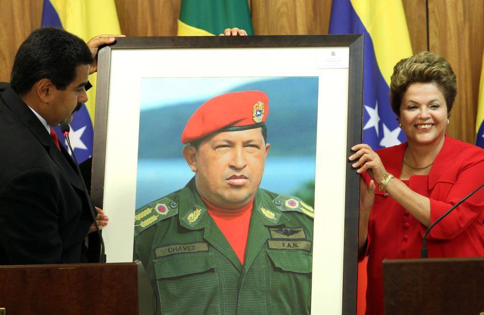 Maduro e Dilma com foto de Chávez