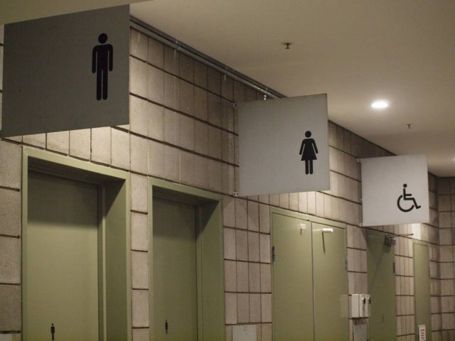 Funcionária trans é recomendada a usar banheiro trans e põe empresa no pau.
