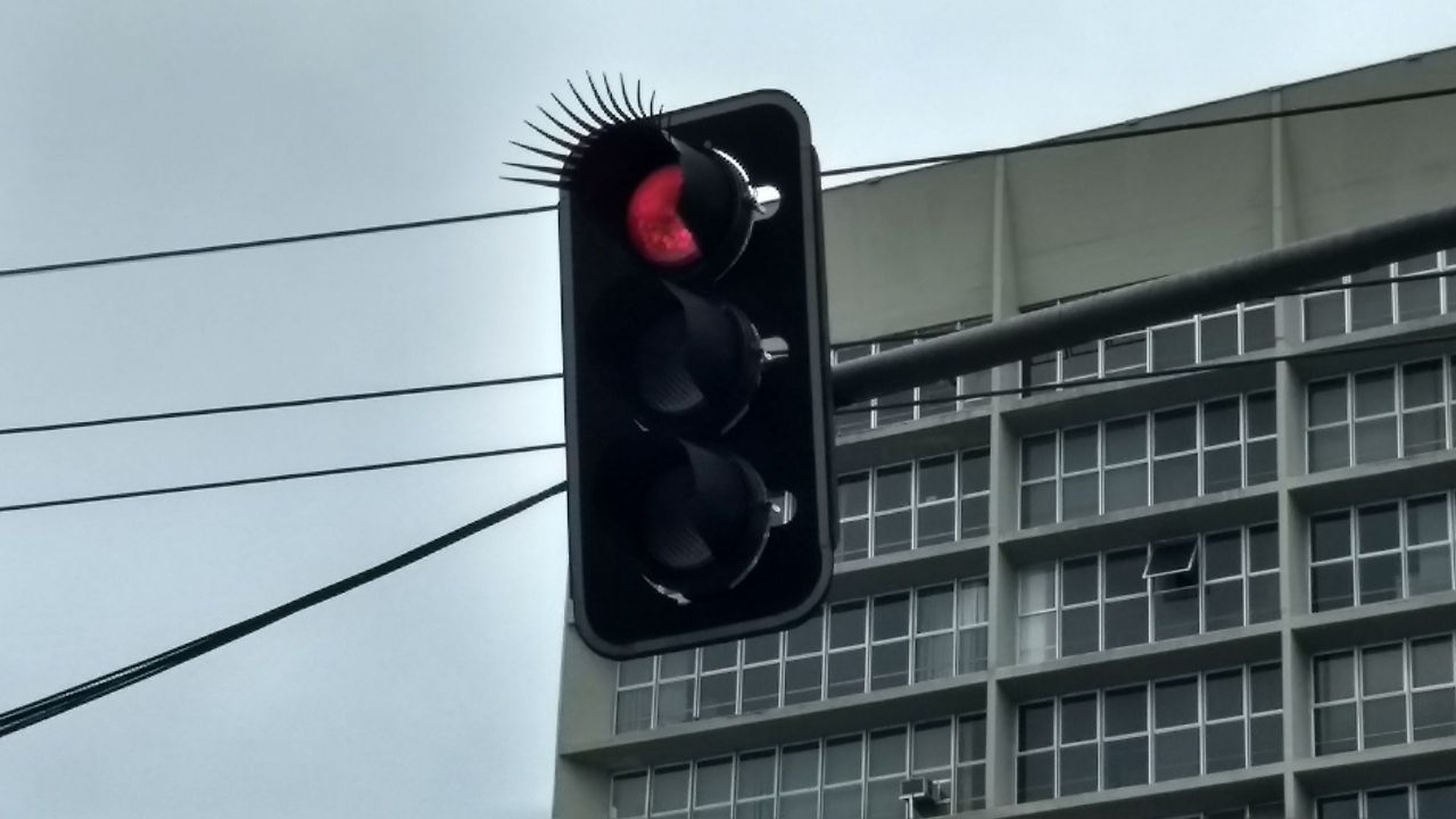 Semáforo com cílios em Curitiba