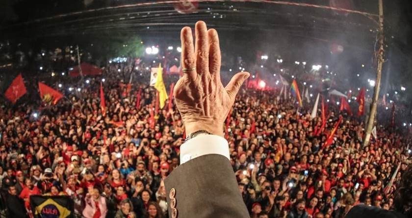 Lula discursa com sua mão para sua militância