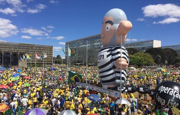 Manifestação anti-Lula com Pixuleco