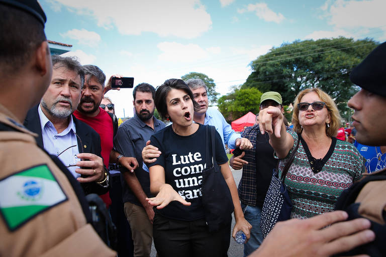 Manuela D'Ávila briga com apoiador de Bolsonaro