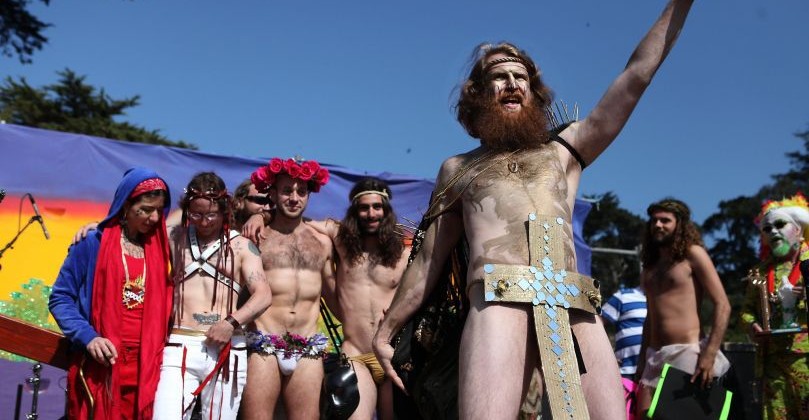 Gays imitam Jesus Cristo na Parada Gay