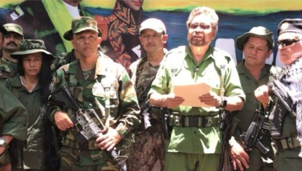 Líder das FARC e presidente esquerdista Juan Santos selam acordo de paz com a benção de Raul Castro