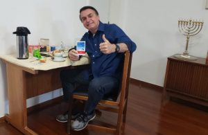 Bolsonaro usando cloroquina