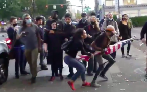 Antifas derrubam mulher segurando bandeira puxando seu cabelo até o chão Grupo terrorista que pratica violência contra inocentes não foi condenado pelo candidato "moderado" Joe Biden. Caso ocorreu em Portland
