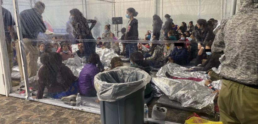 Governo Biden mantém crianças amontoadas em gaiolas e infectadas com a peste