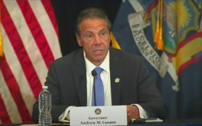 Governador de NY: "Temos que bater nas portas, convencer as pessoas, enfiá-los em um carro, levá-los e injetar a vacina em seus braços"