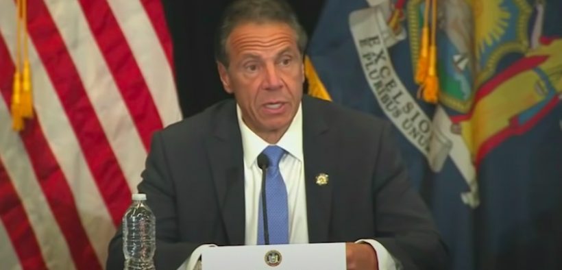 Governador de NY: "Temos que bater nas portas, convencer as pessoas, enfiá-los em um carro, levá-los e injetar a vacina em seus braços"