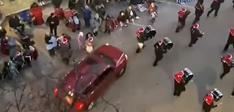 EUA: Motorista invade desfile de Natal, mata cinco e deixa mais de 40 feridos